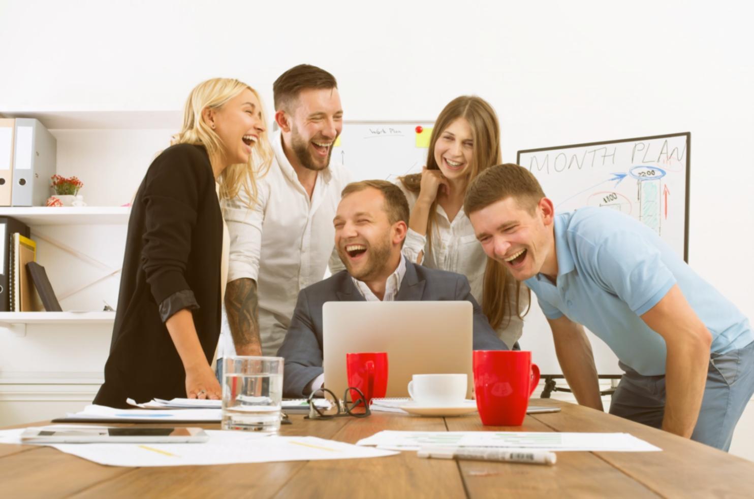 Profesionales trabajando en análisis presupuestario